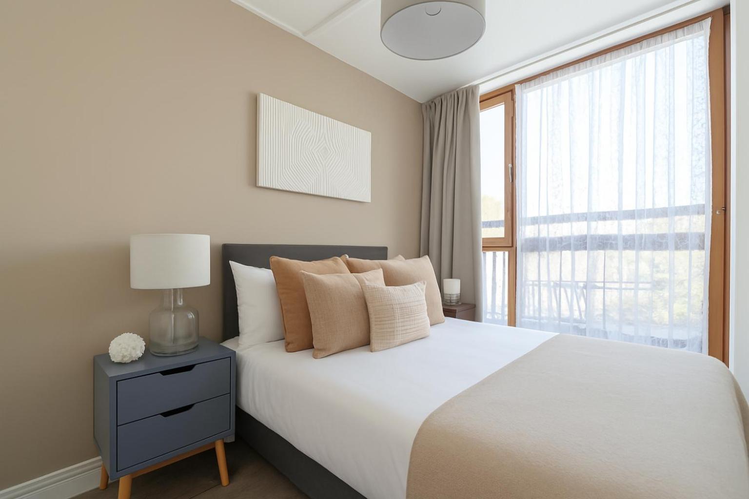 4 Bed Flat Near King's Road Apartment